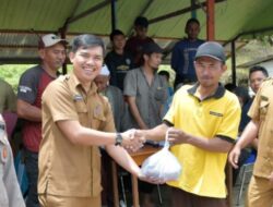 Aparat Kampung Cemparam Jaya Mesidah Bagikan Daging Meugang Untuk Warga