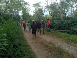 Aparatur Kampung Cemparam Jaya Lakukan Gotong Royong Membuat Bendungan Air Bersih