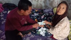 Reje Kampung Cemparam Jaya Salurkan BLT DD kepada 8 KK Warga Penerima Manfaat