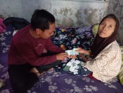 Reje Kampung Cemparam Jaya Salurkan BLT DD kepada 8 KK Warga Penerima Manfaat