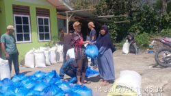 Aparatur Kampung Cemparam Jaya Salurkan 3 Ton Beras BULOG