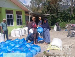 Aparatur Kampung Cemparam Jaya Salurkan 3 Ton Beras BULOG